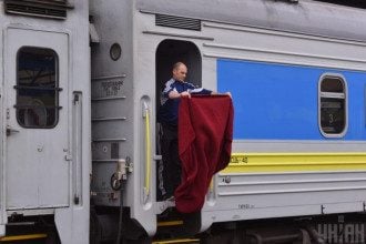 Укрзализныця снова угодила в скандал: нардеп пожаловался на грязное и дырявое белье в люкс-вагоне
Укрзализныця снова угодила в скандал: нардеп пожаловался на грязное и дырявое белье в люкс-вагоне