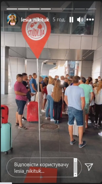 Сонная Леся Никитюк в аэропорту попрощалась со своей крохой - "Не хотели травмировать"