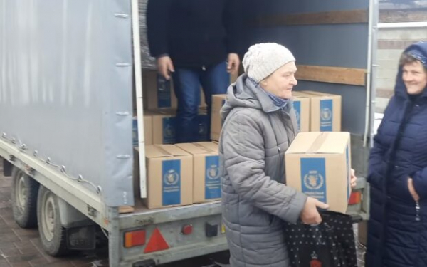 Украинцам начали выдавать гуманитарную помощь сразу в 9 областях: как подать заявку