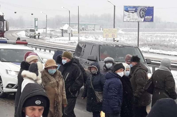 Тарифный бунт: в Житомире протестующие штурмом взяли здание облсовета
Тарифный бунт: в Житомире протестующие штурмом взяли здание облсовета