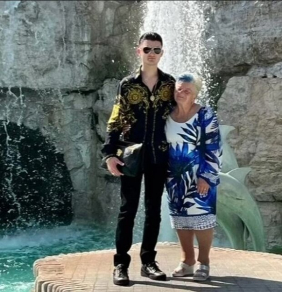 "Она молода сердцем": 19-летний парень сделал предложение своей 76-летней "любви" "Она молода сердцем": 19-летний парень сделал предложение своей 76-летней "любви"