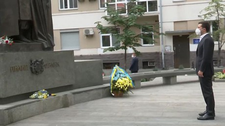 Зеленский возложил цветы к памятнику создателю первой украинской Конституции Зеленский возложил цветы к памятнику создателю первой украинской Конституции