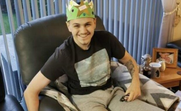 19-летний парень спас онкобольного ребенка, но рак сумел отомстить – рыдает вся страна: "Отказался от борьбы" 19-летний парень спас онкобольного ребенка, но рак сумел отомстить – рыдает вся страна: "Отказался от борьбы"