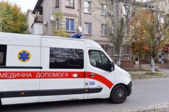 В Запорожье посреди улицы скончался мужчина, толпа людей набросилась на&nbsp;медиков
