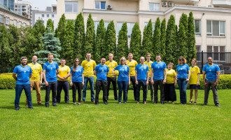 Сотрудники посольства США примеряли скандальную форму сборной Украины
Сотрудники посольства США примеряли скандальную форму сборной Украины