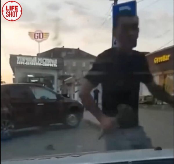 Неизвестные напали на таксиста с молотком за то, что он снимал драку на видео Неизвестные напали на таксиста с молотком за то, что он снимал драку на видео