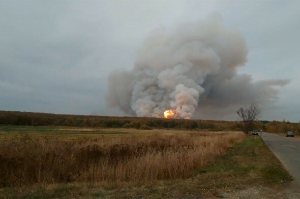 Склад боеприпасов взлетел на воздух, эвакуируют 10 населенных пунктов Склад боеприпасов взлетел на воздух, эвакуируют 10 населенных пунктов