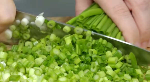 Это вкуснее любых пирожков: рецепт ароматных кексов с зеленым луком - самое летнее блюдо Это вкуснее любых пирожков: рецепт ароматных кексов с зеленым луком - самое летнее блюдо