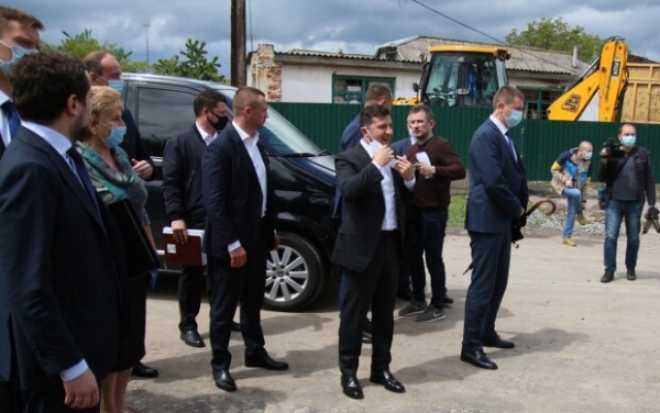 Зеленский похвастался "элитной" жизнью президента - вместо сцены Квартала кортежи и вертолеты Зеленский похвастался "элитной" жизнью президента - вместо сцены Квартала кортежи и вертолеты