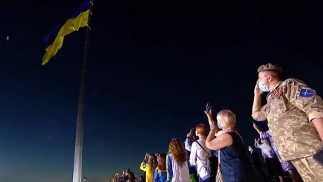 В Киеве торжественно подняли самый большой государственный флаг Украины В Киеве торжественно подняли самый большой государственный флаг Украины