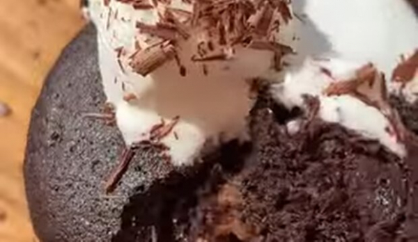 Рецепт кекса в микроволновке за 3 минуты: быстро и просто, а с начинкой еще вкуснее Рецепт кекса в микроволновке за 3 минуты: быстро и просто, а с начинкой еще вкуснее
