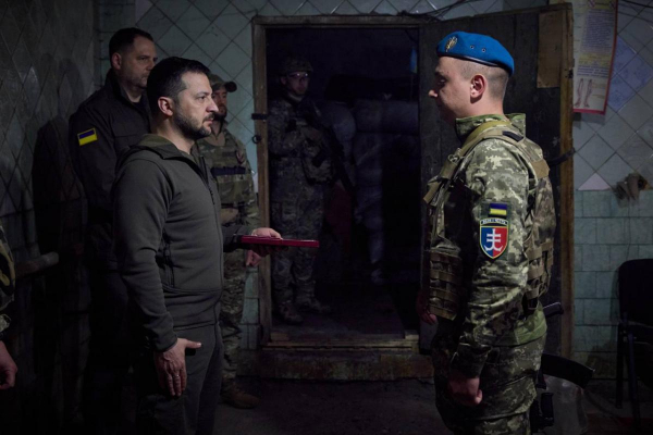 Зеленский приехал на фронт и вручил награды украинским морпехам
