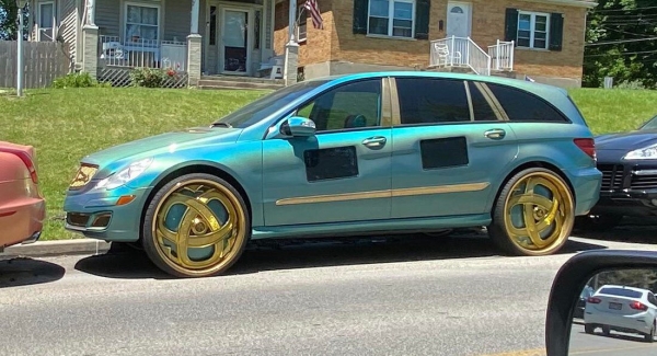 На фото попал, возможно, самый странный в мире Mercedes
На фото попал, возможно, самый странный в мире Mercedes