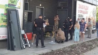 В Киеве взорвалась самодельная бомба в почтомате "Новой почты". Потом взрыв случился в Одессе
В Киеве взорвалась самодельная бомба в почтомате "Новой почты". Потом взрыв случился в Одессе