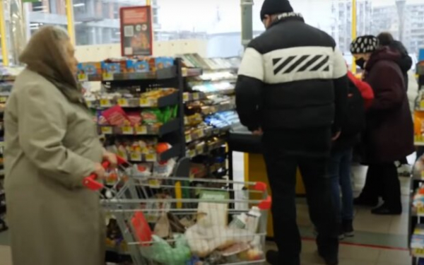 В украинских супермаркетах подорожали продукты - соль, мука и сливочное масло: где самые приятные цены В украинских супермаркетах подорожали продукты - соль, мука и сливочное масло: где самые приятные цены