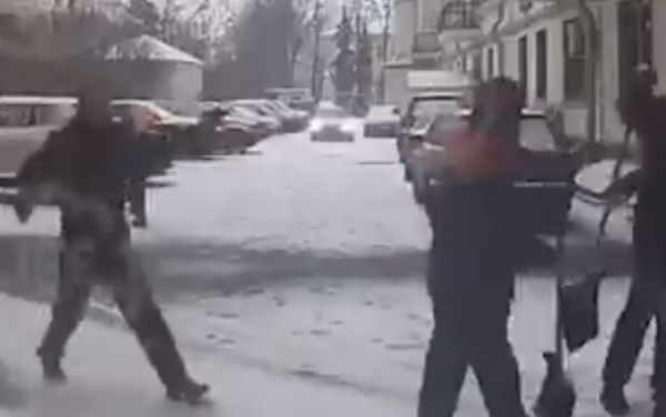 В перестрелке с дворниками победила лопата: за дело взялась полиция В перестрелке с дворниками победила лопата: за дело взялась полиция
