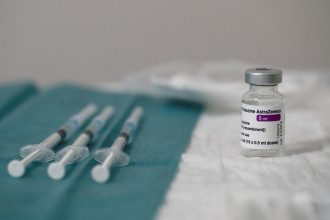 В Канаде нашли связь между вакциной AstraZeneca и образованием тромбов
