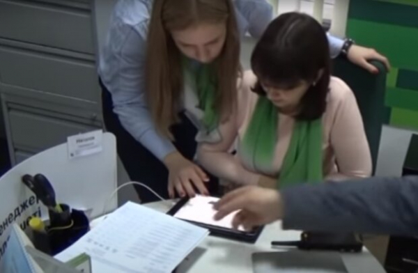Украинец потерял способность ходить и лишился карточки "ПриватБанка" - "Чхать им на клиентов" Украинец потерял способность ходить и лишился карточки "ПриватБанка" - "Чхать им на клиентов"
