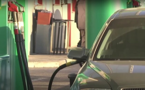 Приготовьтесь выворачивать карманы: АЗС поднимут цены на все виды топлива, эксперт назвал причину Приготовьтесь выворачивать карманы: АЗС поднимут цены на все виды топлива, эксперт назвал причину