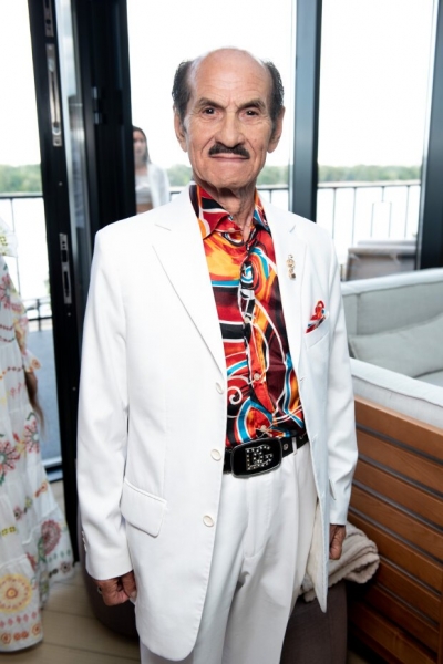 90-летний Чапкис женился на женщине, младше его на полстолетия: "У меня появился стимул" 90-летний Чапкис женился на женщине, младше его на полстолетия: "У меня появился стимул"
