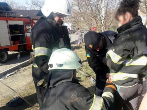 Мать с ребенком оказались в бетонной западне, спасатели могли не успеть Мать с ребенком оказались в бетонной западне, спасатели могли не успеть