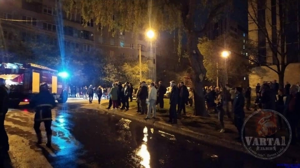 Во львовской многоэтажке прогремел взрыв: фото и видео с места происшествия
Во львовской многоэтажке прогремел взрыв: фото и видео с места происшествия
