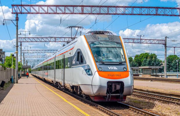 Мужчине продали место в "женском купе", но в вагон пускать не захотели: "Укрзализныця" снова попала в скандал Мужчине продали место в "женском купе", но в вагон пускать не захотели: "Укрзализныця" снова попала в скандал
