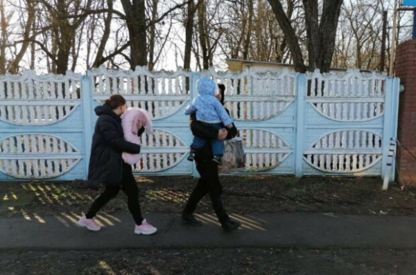 "Лучше бы в подвалах переждали": украинцы, которых увезли в Россию с Донбасса остались один на один с холодом - туалет в поле и дети без еды