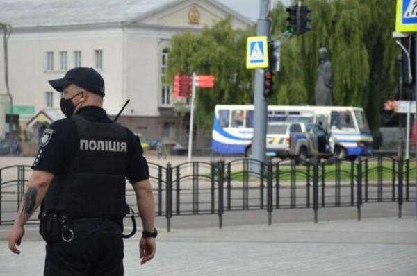 Главное за ночь: арест экс-главы Укравтодора, "черный список" после захвата заложников в Луцке и "письма счастья" украинцам