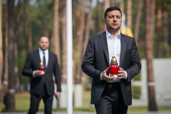 Зеленский почтил память жертв политических репрессий. Фото
Зеленский почтил память жертв политических репрессий. Фото