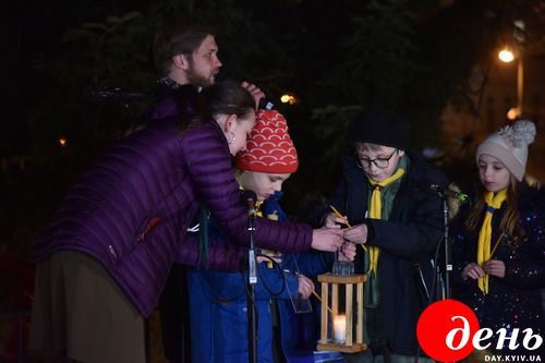 Во Львове торжественно зажгли главную елку города Во Львове торжественно зажгли главную елку города