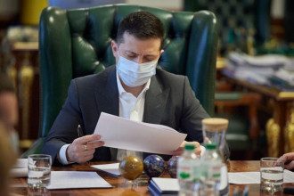 Зеленский готов колоть себе вакцину от COVID-19 - Минздрав
Зеленский готов колоть себе вакцину от COVID-19 - Минздрав
