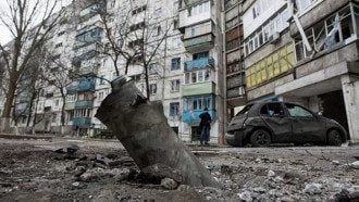 Россия превращает Мариуполь в Алеппо - Арестович
