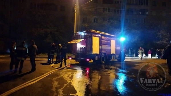 Во львовской многоэтажке прогремел взрыв: фото и видео с места происшествия
Во львовской многоэтажке прогремел взрыв: фото и видео с места происшествия
