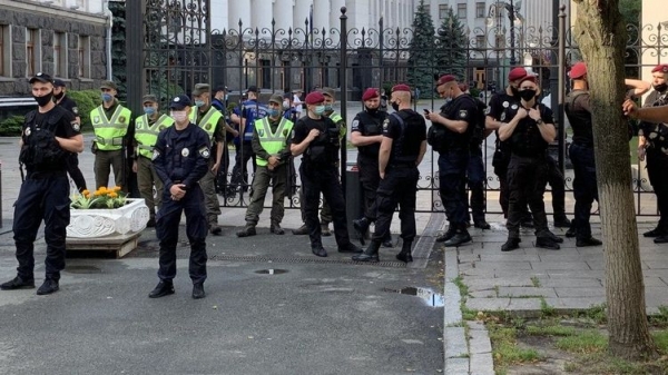 "Вова, выходи": под стенами ОП сторонники Шария и националисты проводят акции протеста
                                                                                