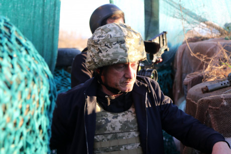 Американский кинорежиссер и актер Шон Пенн пообщался с украинскими военными в зоне ООС Американский кинорежиссер и актер Шон Пенн пообщался с украинскими военными в зоне ООС