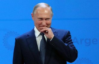 Личный бассейн и ледовый дворец: журналисты рассказали о даче Путина в захваченном Крыму

                        