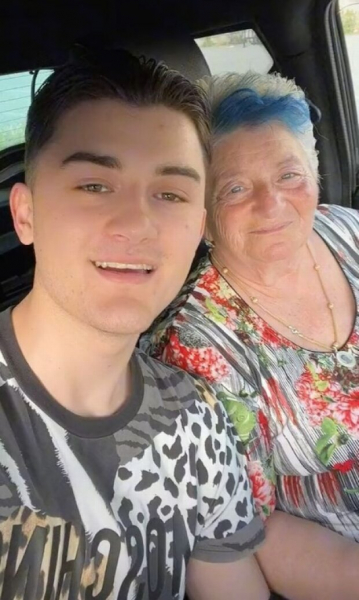 "Она молода сердцем": 19-летний парень сделал предложение своей 76-летней "любви" "Она молода сердцем": 19-летний парень сделал предложение своей 76-летней "любви"