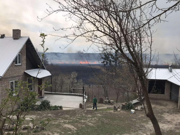 В Киевской области жуткий пожар накрыл дачный поселок - фото
                                                                                