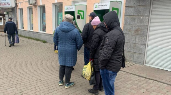 "Враг в тылу": ПриватБанк довел клиентку до отчаяния, заблокировав счета без любых объяснений