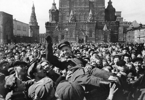 Как праздновали победу в разных странах – удивительные исторические фото Как праздновали победу в разных странах – удивительные исторические фото