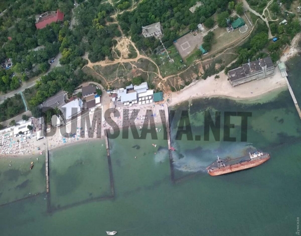 В Одессе топливо из затонувшего танкера вылилось в море: опубликованы фото
                                                                                