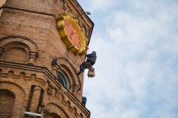 В Виннице модернизируют часы на главном символе города – башне Артынова В Виннице модернизируют часы на главном символе города – башне Артынова