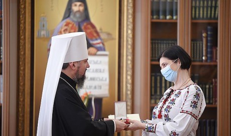 Митрополит Епифаний наградил врачей отличиями святого Пантелеймона Митрополит Епифаний наградил врачей отличиями святого Пантелеймона