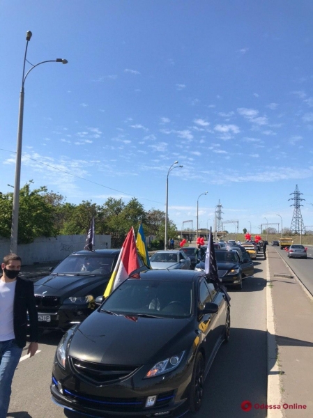 
Скандальный нардеп от "Слуги народа" засветился на автопробеге Шария в Одессе: его назвали "бородатой куклой"
 