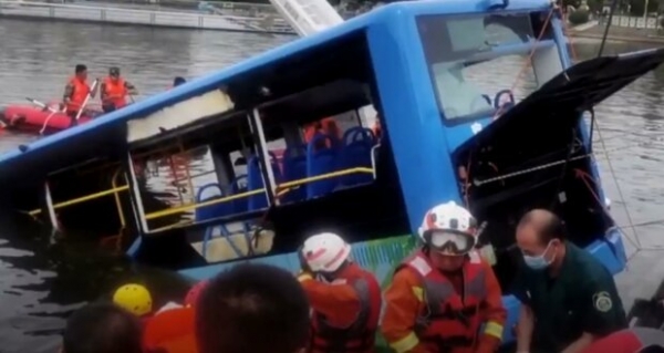 Ехавшие сдавать ВНО школьники сорвались с моста и рухнули в воду – дети погибли Ехавшие сдавать ВНО школьники сорвались с моста и рухнули в воду – дети погибли