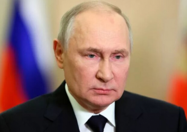 Получил по голове? Путин появился с пятном от удара на лбу