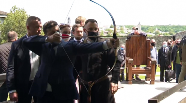 Зеленский на Хмельнитчине подстрелил "кабана": видео президентской "охоты"
Зеленский на Хмельнитчине подстрелил "кабана": видео президентской "охоты"
