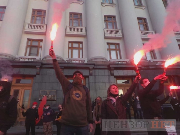 "Вопят и плюют": Венедиктова вызверилась на устроивших файер-шоу у ее дома активистов
                                                                                