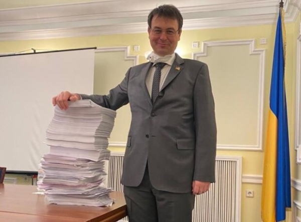 Аренда квартиры во Франции за 9,9 млн грн, Rolex и тысячи евро на счету: какие ещё роскоши задекларировал Гетманцев